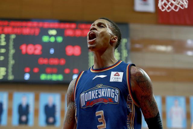 罗德里戈绯闻女友晒沙滩健美照 川字腹肌配小麦色